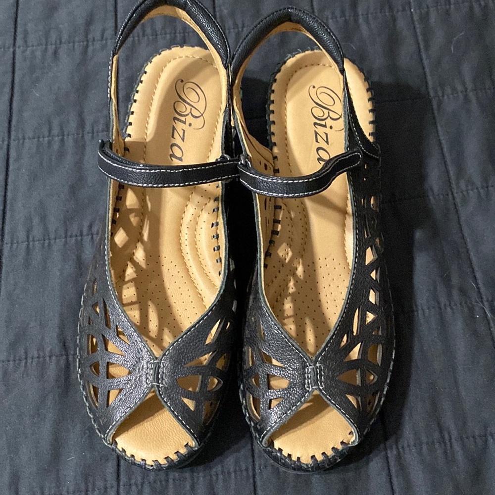 Biza Sandals 6.5 NWOT